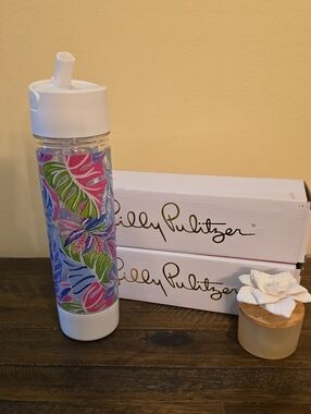 New In Box Lilly Pulitzer Floral Water Bottle